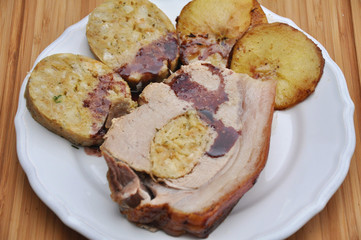 Gefüllter Schweinebraten mit Semmelknödel