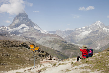 Machen Sie eine Pause auf dem Bergweg in den Alpen