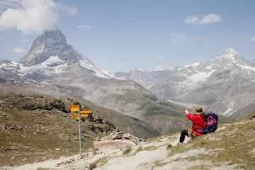 Rolgordijnen Alpinisme Pauzeer op het bergpad in de Alpen