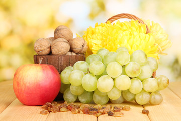 Naklejka na ściany i meble Grape with nuts on wooden table