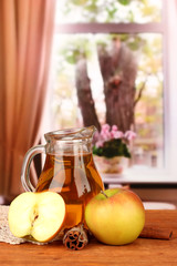 Obraz na płótnie Canvas Full jug of apple juice and apple