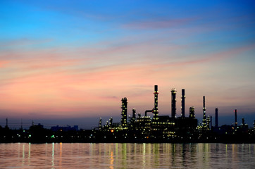 Obraz na płótnie Canvas Scena Sunrise z rafinerii ropy naftowej