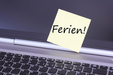 Computer mit Zettel Ferien