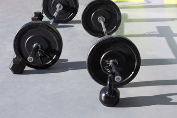 Obraz na płótnie Canvas Kettlebells w CrossFit siłowni z podnoszenia ciężarów kreskowych