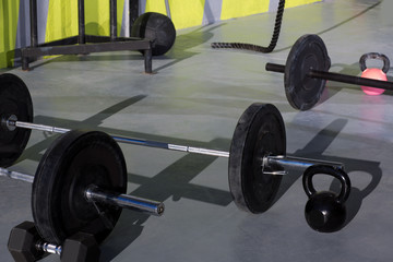 Fototapeta na wymiar Kettlebells w CrossFit siłowni z podnoszenia ciężarów kreskowych