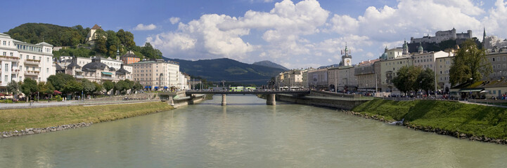 Fototapeta na wymiar Rzeka Salzach w Salzburgu