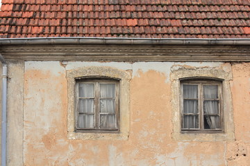 Fototapeta na wymiar dwa stare okna