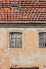 alte Fenster im Hochformat