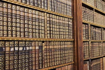 Fotobehang Oude boeken in de bibliotheek van Stift Melk, Oostenrijk. © jorisvo