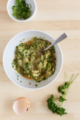 Teig rühren für Zucchini Bratlinge