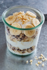 Glas mit Früchtemüsli.