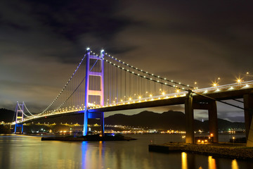 Fototapeta na wymiar Tsing Ma Bridge w nocy