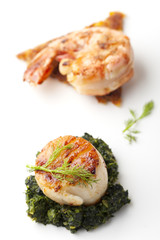 Jakobsmuscheln auf Blattspinat