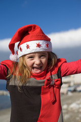 Obraz premium Bimba felice in spiaggia a Natale