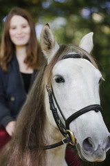 Fototapeta premium mädchen reitet auf weißem pferd