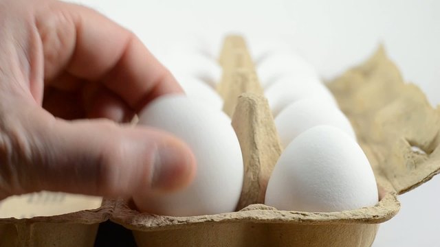 Ge&ouml;ffnete Zehner-Eierpackung, Entnahme eine Eis