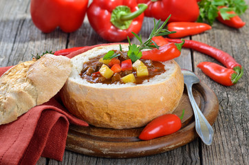 Deftige Gulaschsuppe in der Brotterrine
