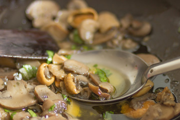 Tagliatelle al sugo di funghi porcini