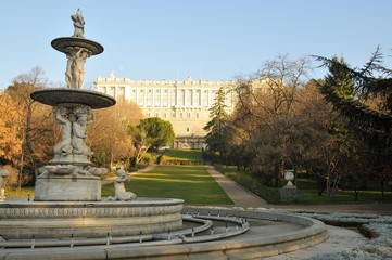 Fototapeta na wymiar Pałac Królewski w Madrycie