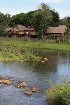 Un village des Boloven au bord de la rivière