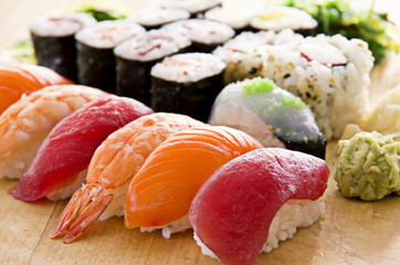 sushi auf der Holzplatte