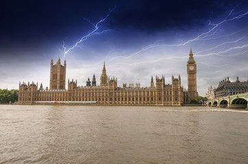 Fototapeta na wymiar Houses of Parliament, Westminster Palace z Burzy - Londyn dostał