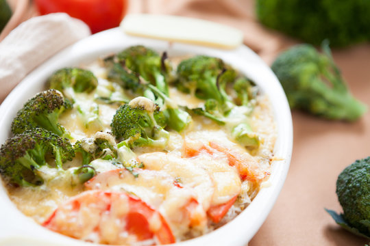 Gratin with cheese and broccoli, tomatoes