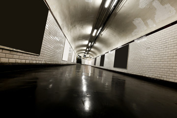 Obraz premium Stary podziemny tunel oświetlony neonami