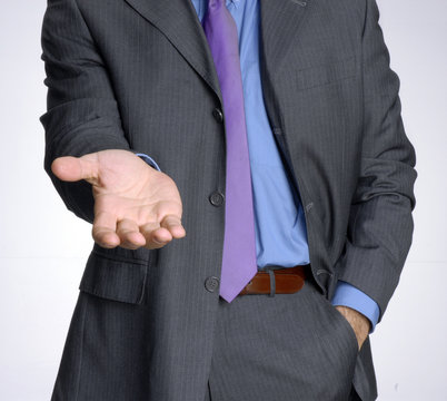 Hombre de negocios dando la mano,pidiendo,saludando.
