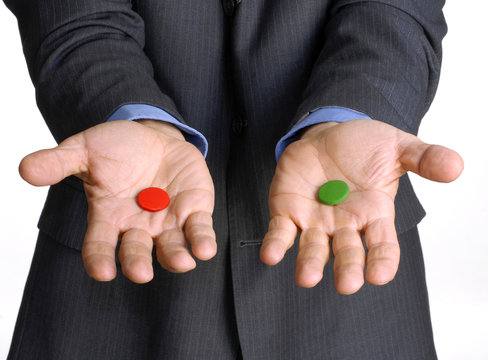 Manos de un ejecutivo sujetando dos c&aacute;psulas,concepto negocios.