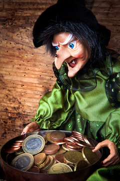 Strega con monete