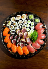 Fototapeta na wymiar sushi na czarnej płycie