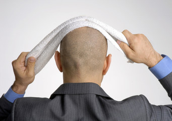Ejecutivo limpiando su cabeza con toalla.concepto de negocios.
