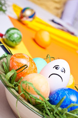 nest mit bunten eiern und einem traurigen weißen