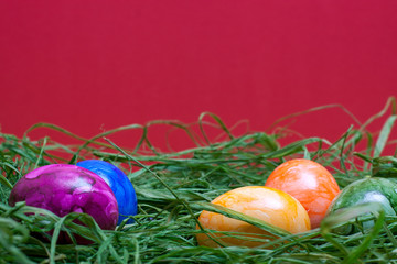 roter ostern hintergrund mit eiern
