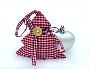 Weihnachtsdeko im Schnee