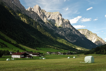 Fototapeta na wymiar Berge Tal und Wiese im Gebirge in Tirol