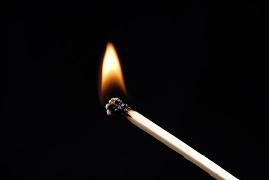 Un cerillo encendido,f&oacute;sforo encendido,