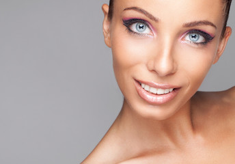 Obraz premium portret pięknej kobiety brunetka o niebieskich oczach