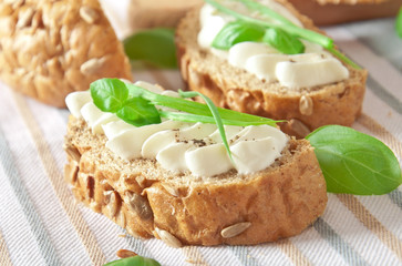 Obraz na płótnie Canvas sandwich with cream cheese, basil and green garlic 