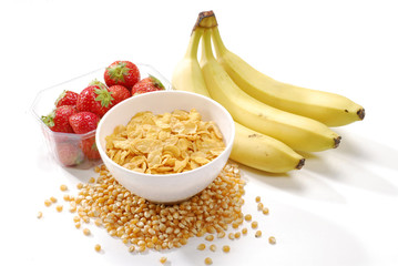 Desayuno ligero con cereal y frutas.