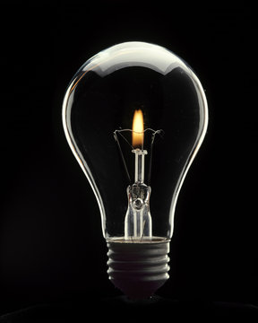 Concepto de ahorro de energ&iacute;a,una bombilla.