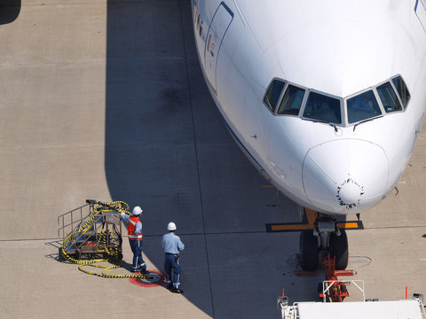 飛行機の機首と整備員