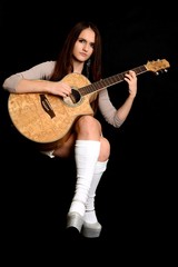 femme jouant de la guitare