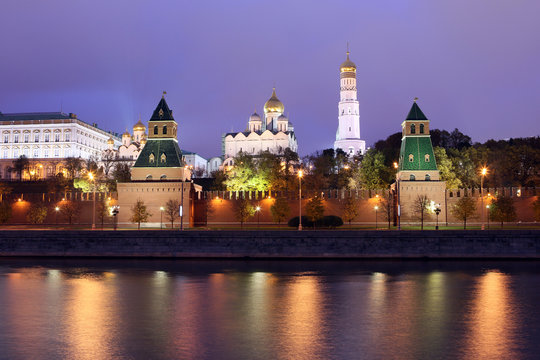Вид на ночной Кремль.