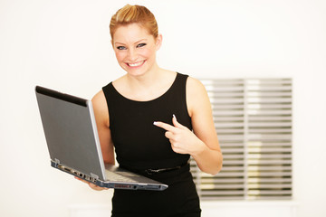 Chefin mit Laptop