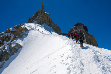 Alpinisti sulla Aiguille du midì