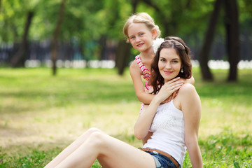 Naklejka premium Mother and daughter in the park