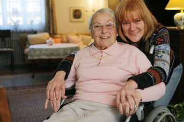 seniorin mit tochter,betreuung