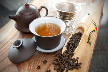Tasse Oolong-Tee und Zubehör